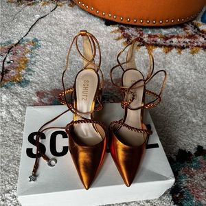 Schutz metallic pumps